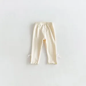 Casual stretch leggings voor meisjes, witte katoenen broek met schattige strikdetails.