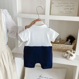 Baby Jungen Kurzarm Kontrast Farbe Strampler Detailansicht mit stilvollem Polokragen Design.