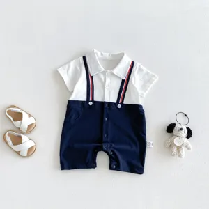 Detailansicht des kurzärmeligen Baby Jungen Rompers im Gentleman Stil mit Hosenträgern.