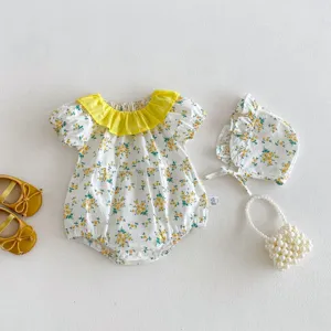 Precioso conjunto de pelele floral para bebé niña de verano con cuello volante amarillo.