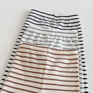 Primo piano dettagliato di comodi leggings a righe per bambini in morbido tessuto.