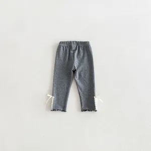 Grijze legging voor peuter meisjes met kanten strikjes en ruches, comfortabele katoenen broek.