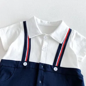 Baby Jungen Sommer Kurzarm Strampler Detailansicht, weiß und dunkelblaues Kontrastdesign.