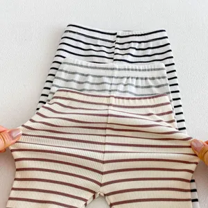 Vista dettagliata dei leggings casual a coste con stampa a righe per bambini, elastici.