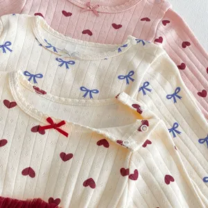 Baby lange mouw romper jurk met schattige hart en strik print zacht geribbelde gebreide stof.