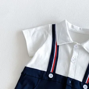 Detailaufnahme des Sommer Baby Jungen Polo Stramplers mit kontrastierenden Hosenträgern.