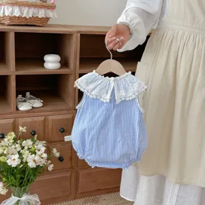 Baby Sommer blau gestreifter Strampler mit edlem Spitzen Puppenkragen, leichtes Detail.