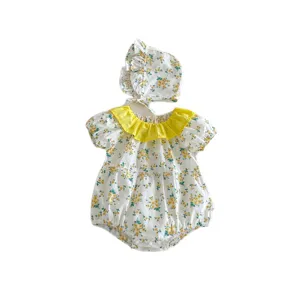 Lindo mameluco de verano con flores para niña, gorro a juego y cuello de volantes amarillo.
