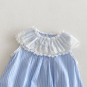Baby Mädchen gestreifter Body Detail, weiße Spitzenkragen, süße Sommer Babykleidung.