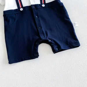 Baby Strampler Detailansicht, Kurzarm Splicing Design mit Hosentraegern und Knoepfen neu.