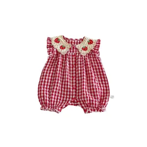 Romper estivo da bambina a quadri rossi con colletto all'uncinetto e fragole ricamate.