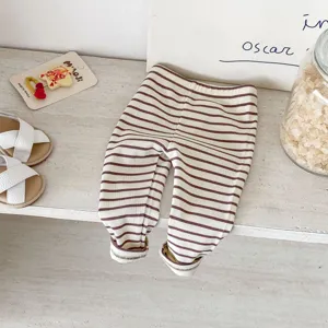 Dettaglio in primo piano di leggings a costine rigati per neonati, stile casual e comodo.