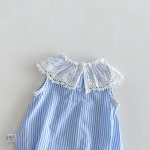 Detailaufnahme eines blauen gestreiften Baby-Stramplers mit feinem weißem Spitzen-Puppenkragen.