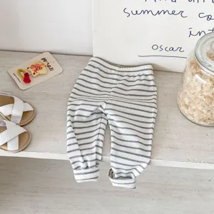 Dettaglio dei leggings da neonato a righe in tessuto a costine morbido per l'uso.