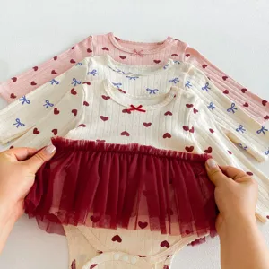 Schattige baby lange mouw romper tutu jurk met hartjes en strik print detail weergave.