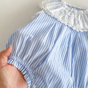 Süßer Baby hellblau weiß gestreifter Romper mit zarte Spitze Kragen Kleidung Detail