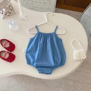 Detalle de mameluco azul claro de verano para bebé, body fino sin mangas para recién nacidos.