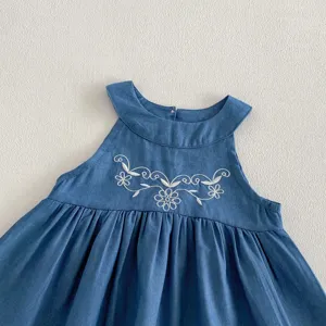 Peuter meisjes zomer mouwloos blauw denim geborduurd jurkje bovenkant detail bloemenpatroon