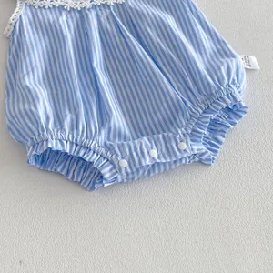 Detailaufnahme eines hellblauen gestreiften Babyrompers mit weißer Spitze und Druckknöpfen.