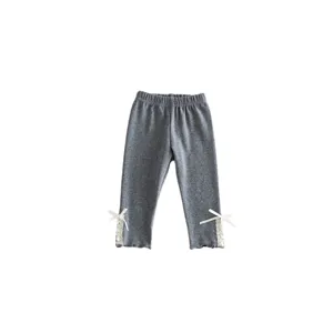 Leuke grijze katoenen legging voor peutermeisjes met witte kanten strik voor de herfst