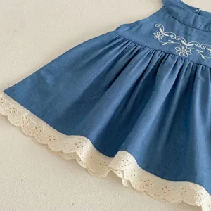 Meisjes mouwloze denim jurk detail, witte bloemenborduursel, schattige zomer kinderkleding