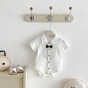 Mameluco body de esmoquin blanco de verano para bebé niño con pajarita de manga corta.