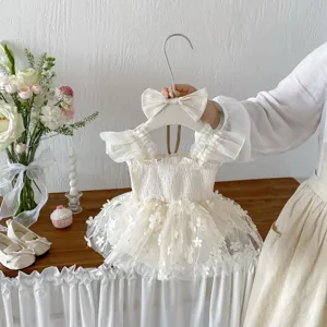 Vista dettagliata dell'abito in tulle bianco avorio da neonata con fiori 3D e fascia.