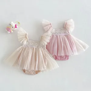 Detail van baby meisje mesh kant jurk, elegante borduurwerk ruffles prinses outfit.
