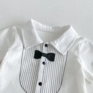 Mameluco blanco de bebé niño detalle con pajarita de esmoquin falsa para el verano.