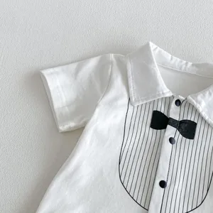 Detalle mameluco esmoquin verano bebé niño, tierno body de manga corta con pajarita.