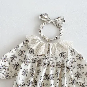 Süßes Baby Mädchen Blumen Langarm Strampler mit Spitzenkragen und passendem Stirnband.