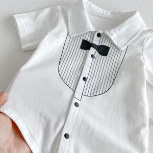 Lindo mameluco blanco de bebé con pajarita y cuello, ideal para fiestas y eventos de verano.