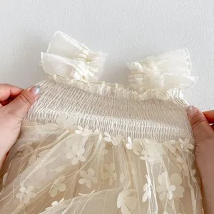Primo piano dettagliato del corpetto arricciato e del vestito bimba in tulle floreale 3D.