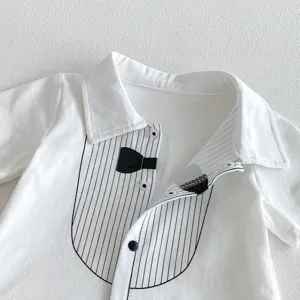 Vista detallada de mameluco blanco para bebé niño con cuello de camisa falso y pajarita.