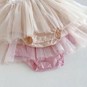 Charmant baby tule jurk detail, schattig kant borduurwerk en zacht gelaagd mesh ontwerp.