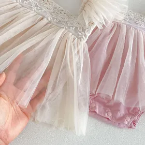 Gedetailleerd overzicht van baby meisje kant tulle prinses romper, zachte stof.