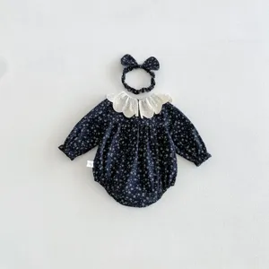 Süßes Langarm Strampler Set für Babymädchen mit Blumenmuster und Spitze Kragen.