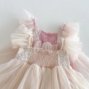 Schattige baby mouwloze tule prinses jurk met kanten borduurwerk voor zomer feestje detail.