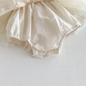 Dettaglio tutina neonata in tulle con bottoni a pressione e fodera in cotone
