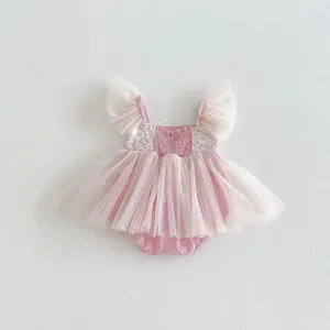 Roze peuter baby meisje tutu jurk detail weergave met schattig kant borduurwerk gaas.
