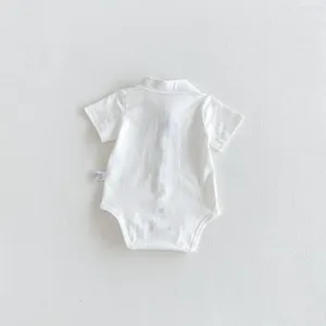 Detalle de mameluco de bebé blanco con cuello, ropa de algodón de manga corta.