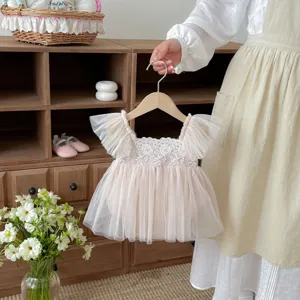 Schattige zomerjurk voor baby-meisjes met schattige ruchesmouwen en fijn bloemenkant borduurwerk.