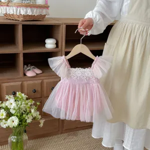 Gedetailleerd overzicht van roze zomer baby meisjes geborduurde tule mouwloze prinsessenjurk.