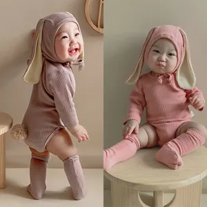 Detail de combinaison bebe oreilles de lapin avec body a manches longues et jambieres.