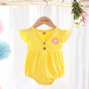 Detalle de mameluco de algodón para bebé niña, body amarillo manga corta con margarita.