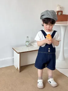 Set salopetta in denim stile coreano per neonati con t-shirt bianca e berretto per l'estate.