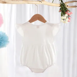 Adorable mameluco blanco para bebé con mangas cortas de volantes en algodón suave.