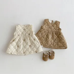 Set abito gilet trapuntato in pile per neonato con simpatico ricamo coniglio autunno inverno.
