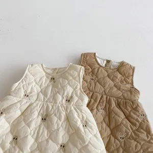Dettaglio abito gilet trapuntato inverno neonato, ricamo coniglietto e fodera calda.