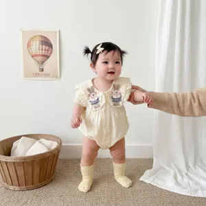 Deliziosa tutina estiva in cotone per neonata con colletto a coniglietto 3D e volant graziosi.